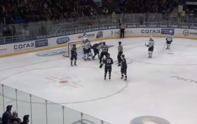 Video: Obranca Čajkovský si v KHL dva zápasy nezahrá, dostal stopku za bitku s Urakovom