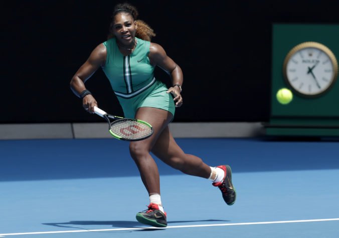 Video: Serena hladko postúpila do 2. kola Australian Open, jej sestra Venus sa natrápila