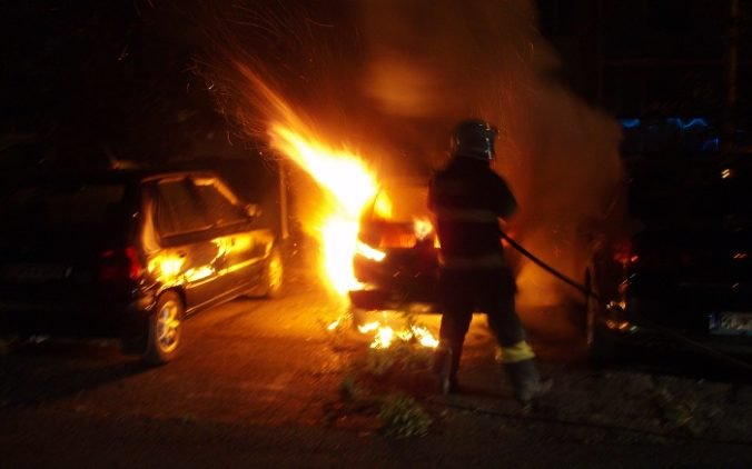 V Marianke horel Mercedes, podľa polície bol požiar založený úmyselne