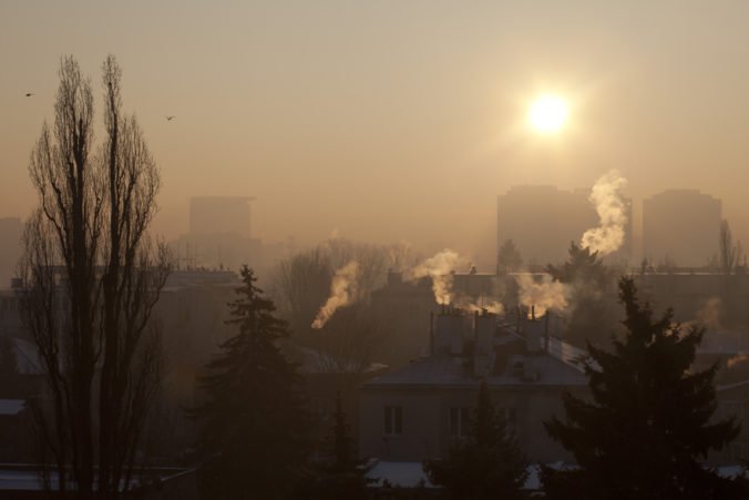 Meteorológovia varujú pred silným smogom, môže za to vykurovanie pevným palivom
