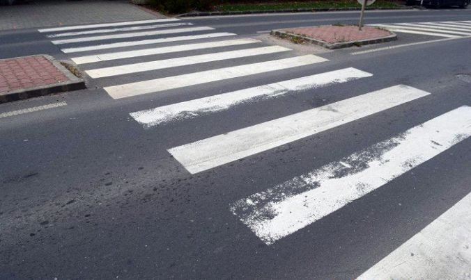 Mladý vodič Fiatu na priechode zrazil 65-ročnú ženu, zomrela na mieste