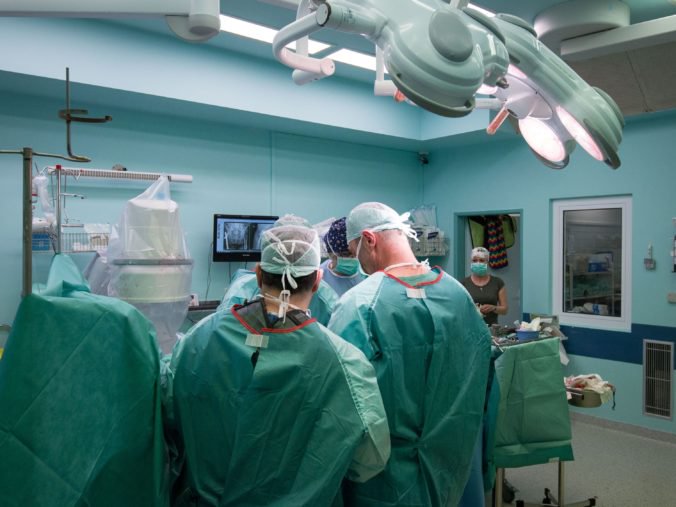 Pracovníci neurochirurgie UNB napísali list, sú šokovaní obvinením zo šírenia poplašnej správy
