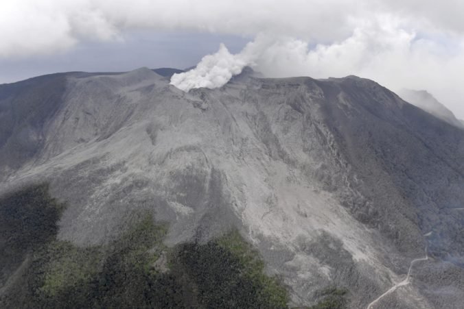 Video: Sopka Šindake sa opäť ozvala, chrlila kamene a popol
