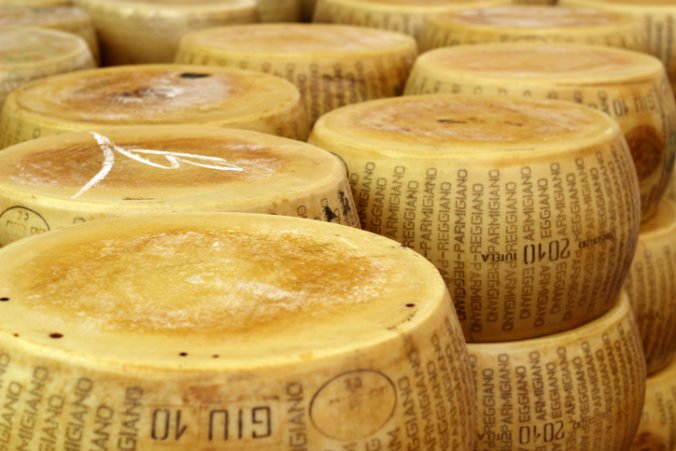 Colníci zastavili ukrajinského vodiča, v aute mu našli takmer 1,5 tony parmezánového syra