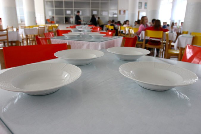 Vedenie mesta Trnava čelí kritike nespokojných rodičov, najväčšej škole chýba vlastná jedáleň