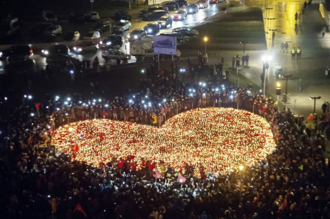 So zavraždeným starostom Adamowiczom sa lúčili tisíce Poliakov, medzi smútiacimi bol aj Tusk