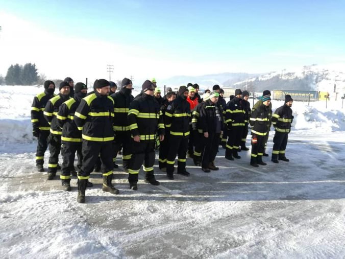 Stovky dobrovoľných hasičov smerujú na sever Slovenska, aby pomohli odstraňovať snehovú kalamitu