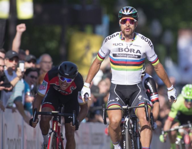 Video: Sagan bojoval o triumf v 5. etape Tour Down Under, dramatický záver poznačil incident