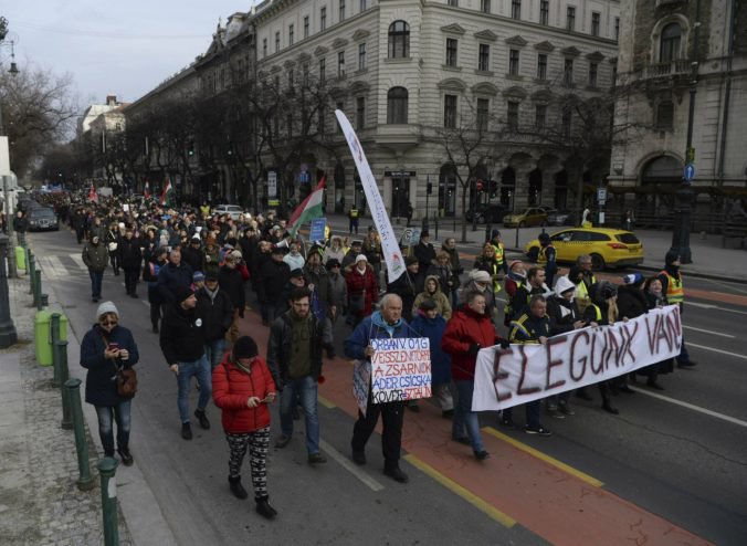 Video: V desiatkach miest v Maďarsku protestovali proti Orbánovmu „otrokárskemu zákonu“