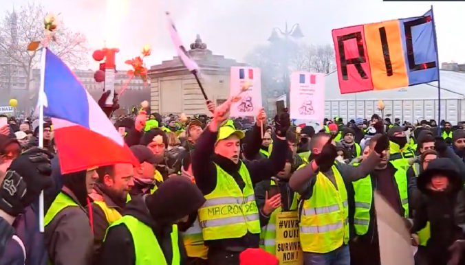 Video: Vo Francúzsku pokračujú protesty „žltých viest“ aj po snahe Macrona upokojiť hnev