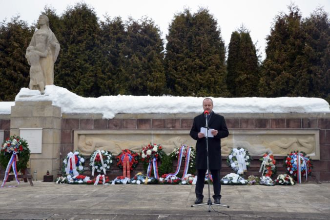 Foto: Minister Gajdoš si uctil pamiatku obetí vypálených obcí Kľak a Ostrý Grúň