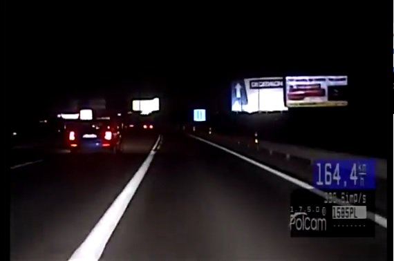 Video: Polícia strieľala na unikajúce auto, vodič v Octavii ohrozil ďalšie vozidlá v premávke