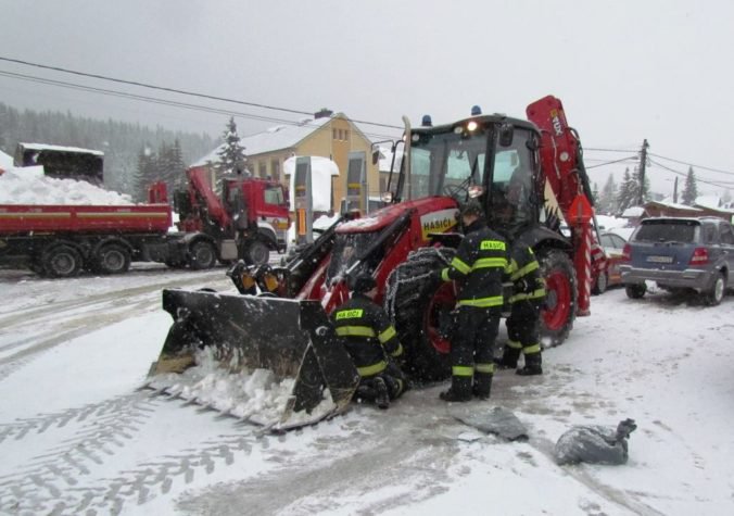 Foto: Do odstraňovania následkov snehovej kalamity na Orave sa zapojili desiatky hasičov