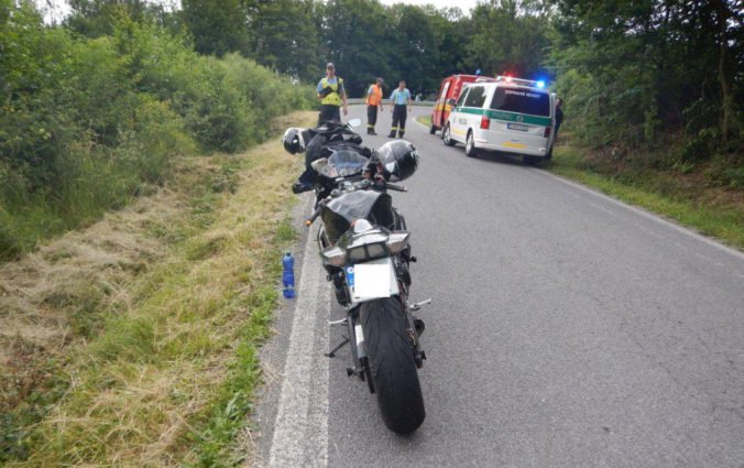 Foto: Polícia hľadá vodiča Jeepu, ktorý spôsobil nehodu s motocyklistom a následne ušiel