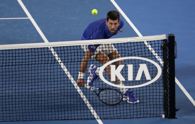 Video: Djokovič na ceste za rekordným titulom opäť stratil set, ale zahrá si štvrťfinále Australian Open