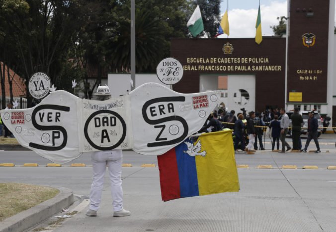 Video: K útoku na policajnú akadémiu v Bogote sa prihlásili ľavicoví povstalci