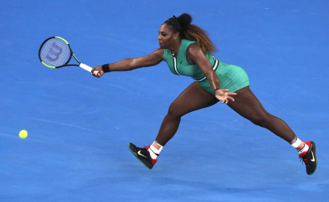 Video: Serena na Australian Open pomstila sestru Venus a postúpila do štvrťfinále