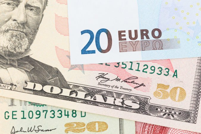 Euro si pohoršilo voči doláru, kurz britskej libry bol stabilný