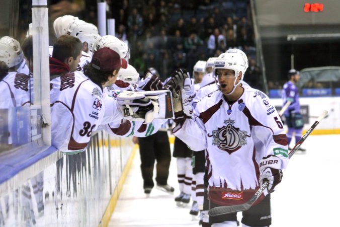 HC Slovan Bratislava natiahol sériu prehier v KHL, hrdinom Dinama bol dvojgólový Darziňš