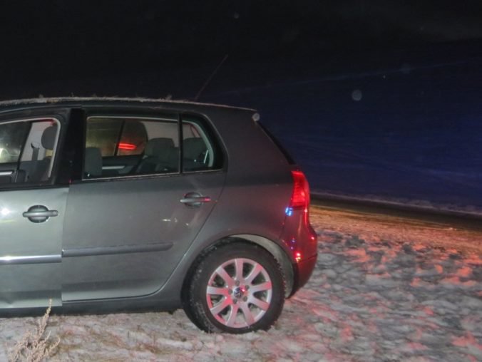 Poriadne opitý vodič si sadol za volant aj napriek zákazu, dostal šmyk a skončil v snehu