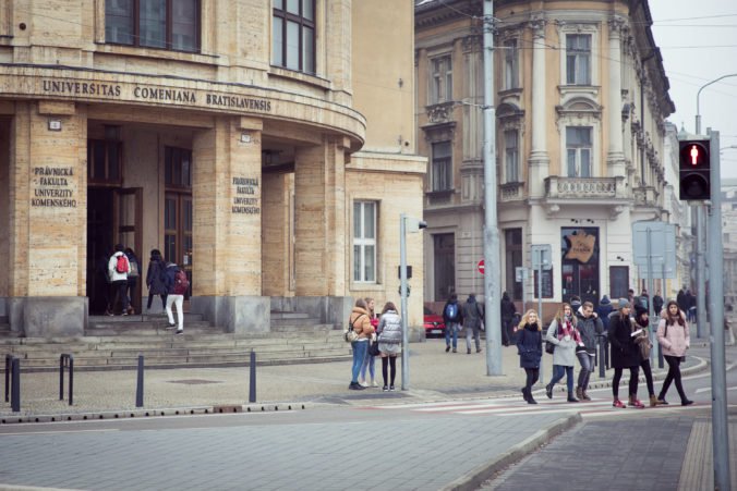 Univerzita Komenského vykonala revíziu záverečných prác, chýbajú dve „rigorózky“