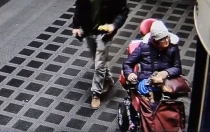 Video: Polícia objasňuje krádež iPhonu, hľadá ženu na invalidnom vozíku
