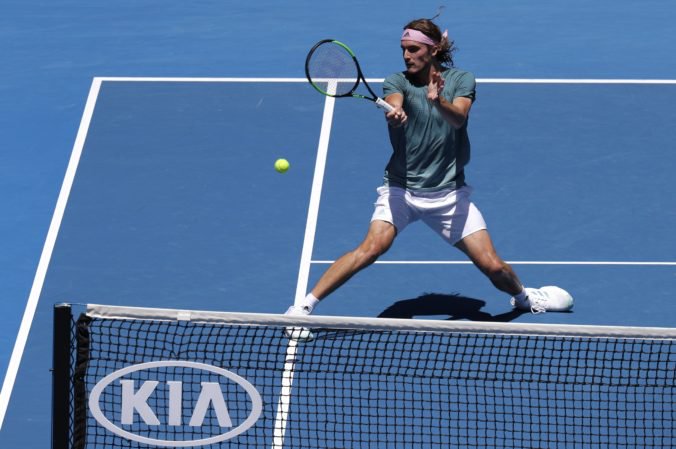 Video: Tsitsipas je prvým Grékom v semifinále Australian Open, po Federerovi zdolal aj Bautistu-Aguta