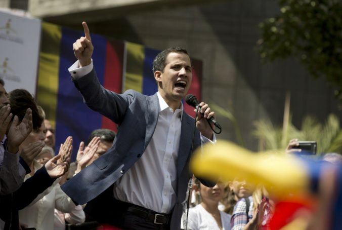 Aktualizované: Guaidó sa vyhlásil za dočasného prezidenta Venezuely, Maduro reaguje prerušením vzťahov s USA