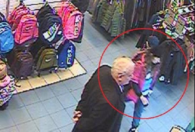 Foto: Polícia vyšetruje krádež peňaženky, pátra po dvojici z kamerových záznamov