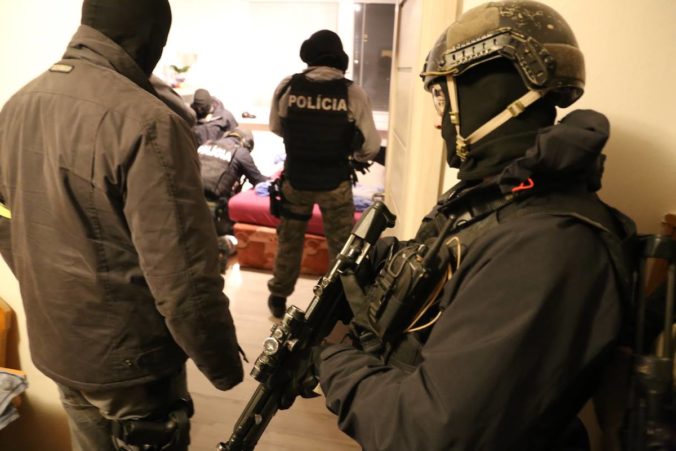 Foto: Protizločinecká jednotka NAKA zasahuje na západnom Slovensku, zadržala už šesť osôb