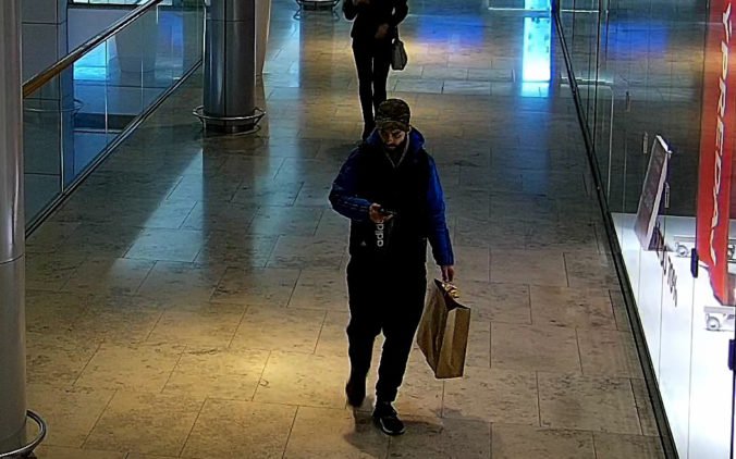 Foto: V obchodnom centre ukradli elektroniku a sto eur, polícia hľadá muža z kamerových záznamov