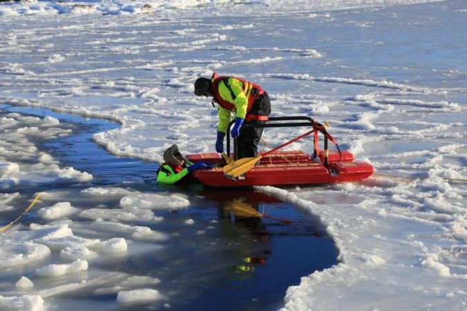 Nehoda na zamrznutom jazere. Čo robiť, keď sa pod vami preborí ľad?