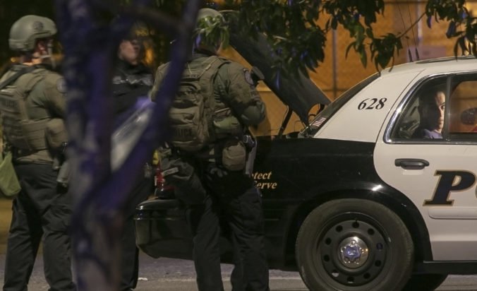 Štyria mladíci plánovali útok na malú moslimskú komunitu, polícia objavila nielen desiatky zbraní