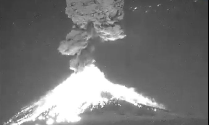 Video: Sopka Popocatépetl chrlila do vzduchu kamene a popol, ktorý zasypal okolité mestá