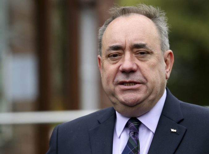 Bývalého škótskeho premiéra Alexa Salmonda obvinili z pokusu o znásilnenie
