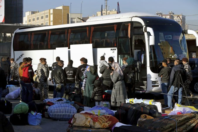 Do Sýrie sa vrátila skupina utečencov, ďalšie státisíce zostávajú v Libanone