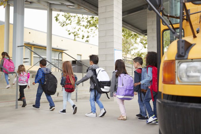 V Trnave budú niektorých žiakov základnej školy na obedy voziť autobusy, zaplatí to samospráva