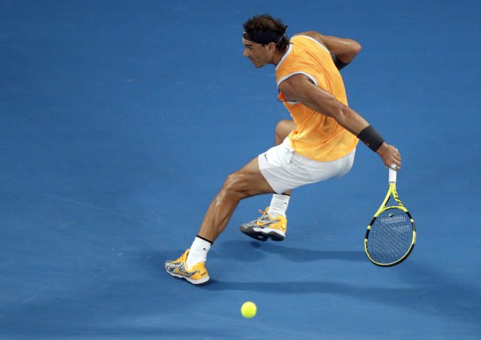 Video: Nadal v semifinále Australian Open vyškolil Tsitsipasa, na cestu domov mu pribalil „kanára“