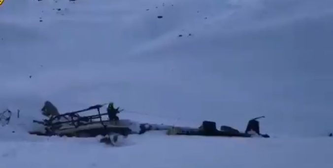 Foto: Zrážku turistického lietadla s vrtuľníkom neprežili piati lyžiari