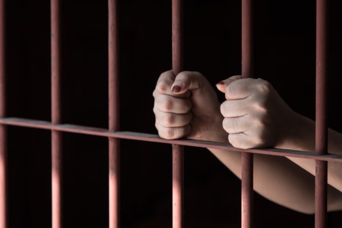 Mužovi súd udelil deväť doživotných trestov, obvinený je zo sexuálneho obťažovania