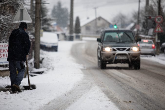 Na diaľnici D1 pri Matejovciach je poľadovica, cestári upozorňujú aj na sneh na rýchlostných cestách