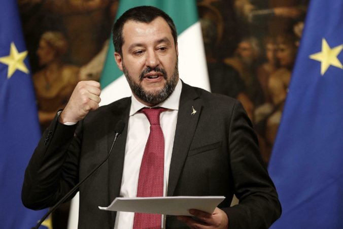 Protiteroristická polícia preveruje nápis „Strieľajte na Salviniho“, na hrozbu reagoval aj minister
