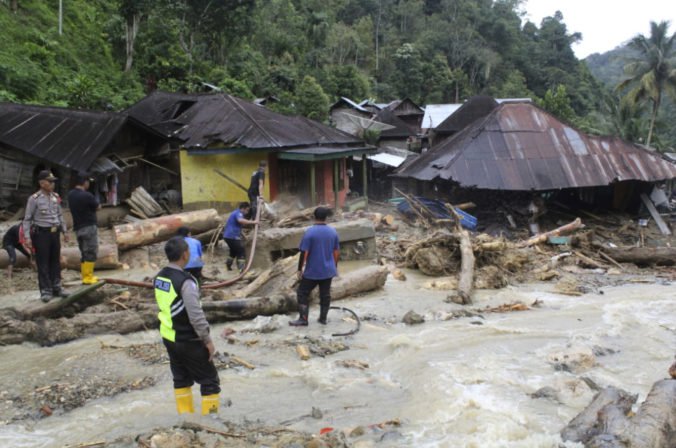 Video: Na ostrove Sulawesi našli ďalšie obete povodní, pre bezpečnosť vypustili priehradu