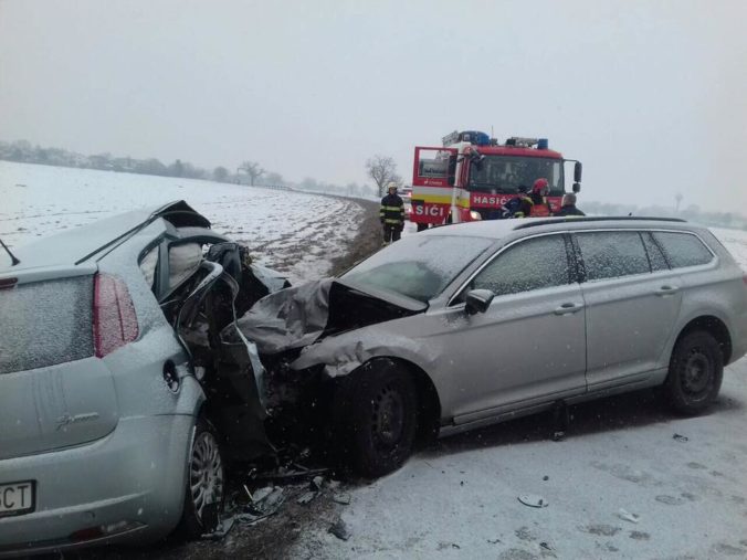 Foto: Pri Dubnici nad Váhom sa zrazili osobné autá, nehodu neprežili dve osoby