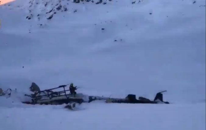 Iba dve osoby prežili zrážku turistického lietadla a vrtuľníka v talianskych Alpách