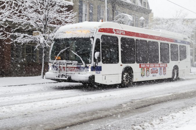 V Bratislave zlyháva MHD pre sneh, problémy sú na Kramároch, Kolibe aj na Palisádach