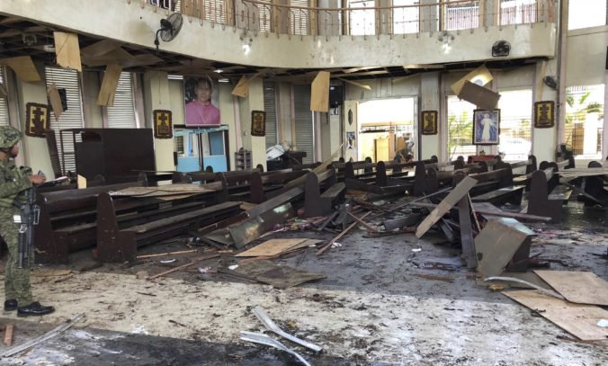 Foto: Katedrálou na Filipínach otriasli explózie, zahynulo 20 ľudí a zranení sú aj vojaci