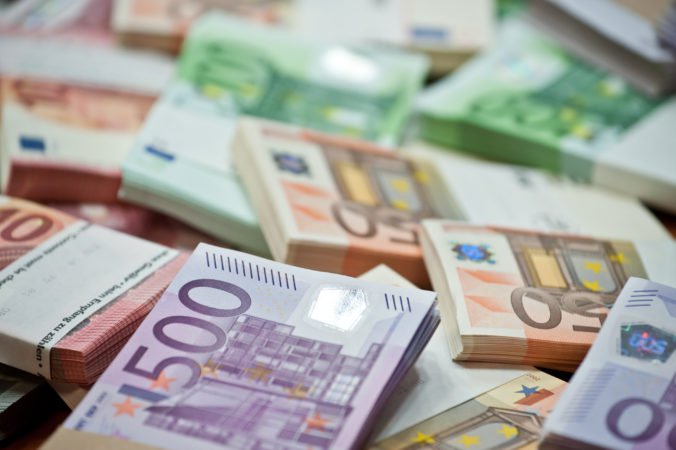 Stiahnutých falošných bankoviek z obehu bolo v EÚ o pätinu menej, veľkou pomocou sú ochranné prvky