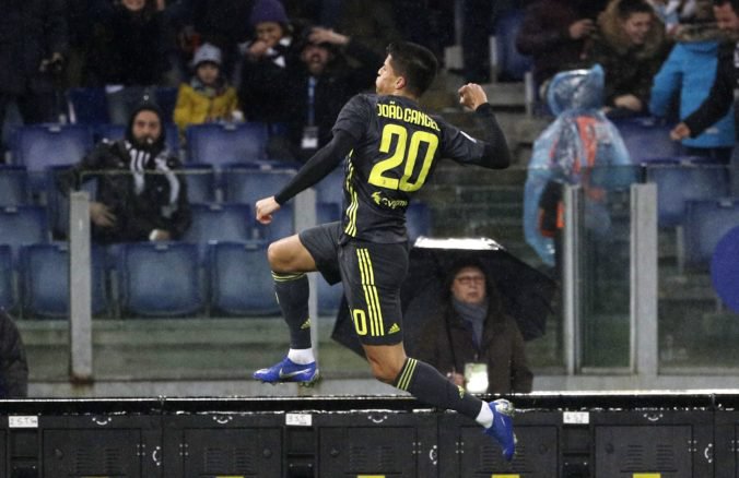 Video: Juventus spasila Ronaldova penalta, Kucka videl žltú kartu a Škriniarov Inter prehral