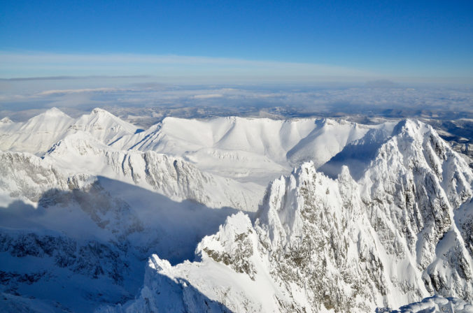 Výška snehu na horách dosahuje nadpriemerné hodnoty, pretrváva mierne lavínové nebezpečenstvo